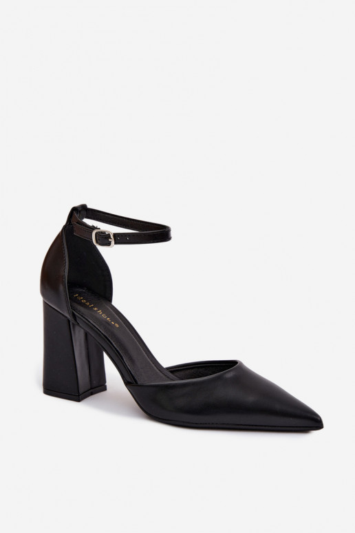 Zapatos de tacón de cuero sintético en color negro Selvra