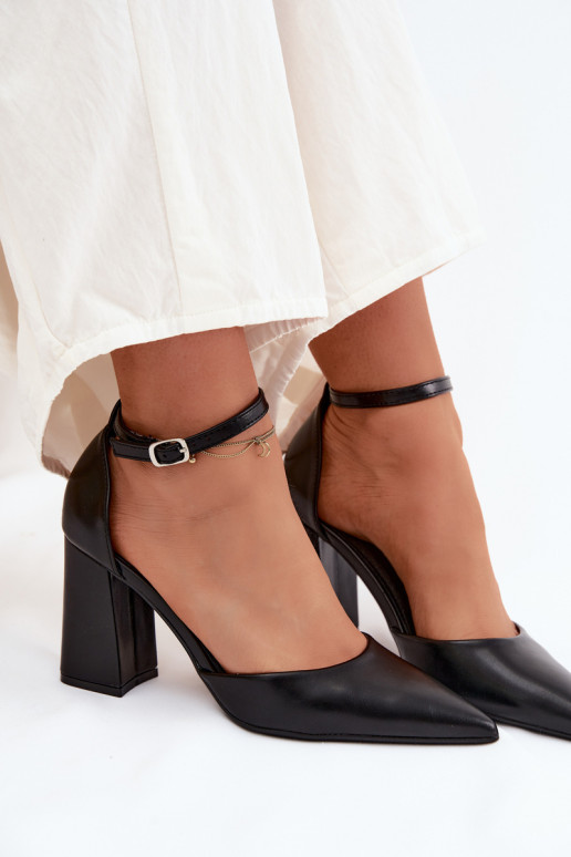 Zapatos de tacón de cuero sintético en color negro Selvra