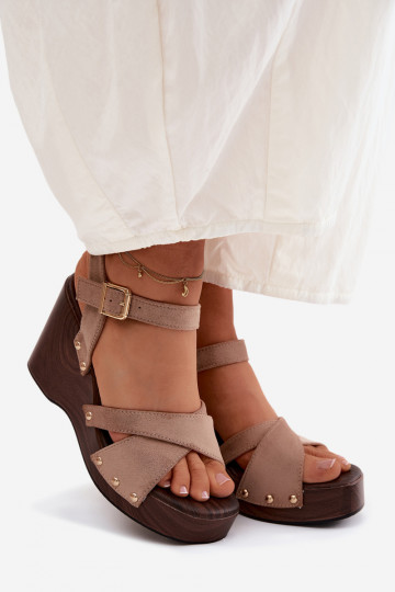 Sandalias de mujer con una plataforma Ze color doradomi Studs beige Velvra