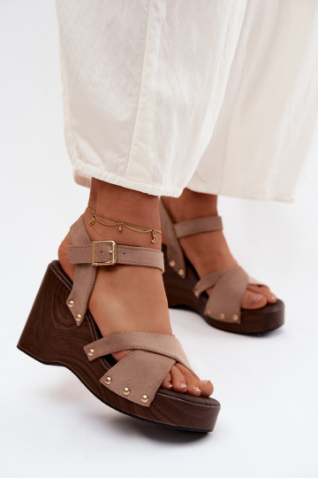 Sandalias de mujer con una plataforma Ze color doradomi Studs beige Velvra 2