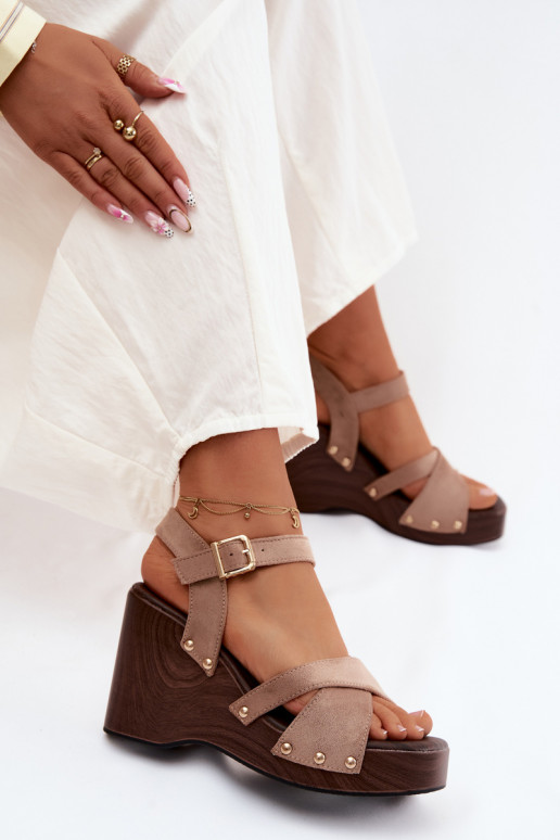Sandalias de mujer con una plataforma Ze color doradomi Studs beige Velvra
