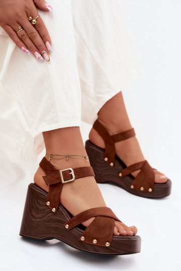 Sandalias de plataforma para mujer de ante sintético con tachuelas doradas en color marrón Velvra