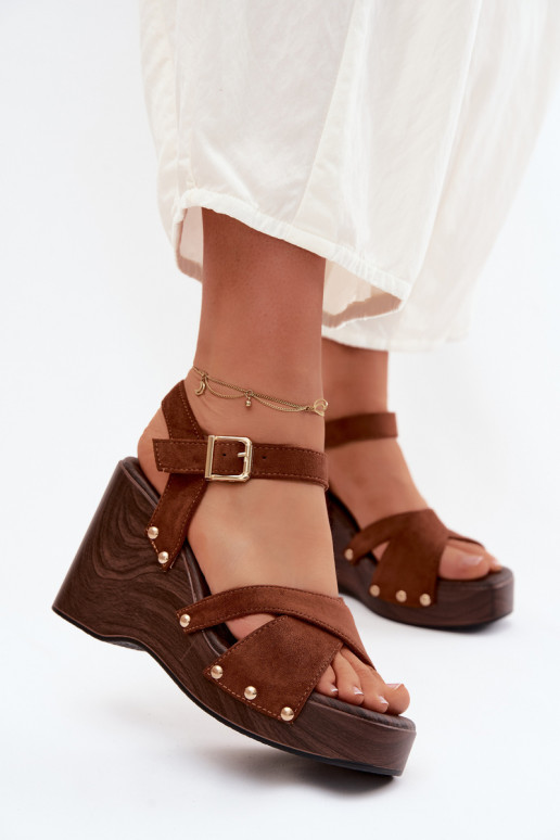 Sandalias de plataforma para mujer de ante sintético con tachuelas doradas en color marrón Velvra