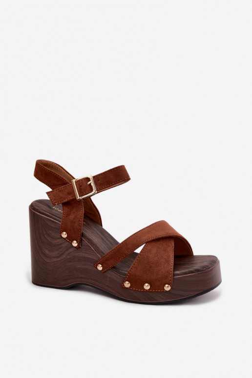 Sandalias de plataforma para mujer de ante sintético con tachuelas doradas en color marrón Velvra