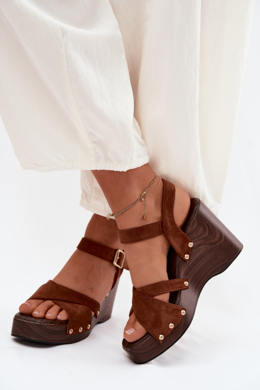 Sandalias de plataforma para mujer de ante sintético con tachuelas doradas en color marrón Velvra