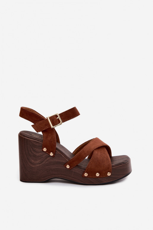 Sandalias de plataforma para mujer de ante sintético con tachuelas doradas en color marrón Velvra