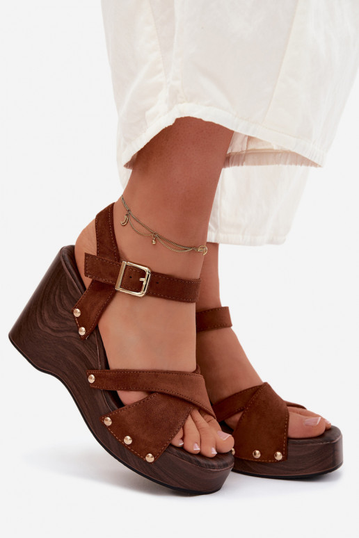 Sandalias de plataforma para mujer de ante sintético con tachuelas doradas en color marrón Velvra