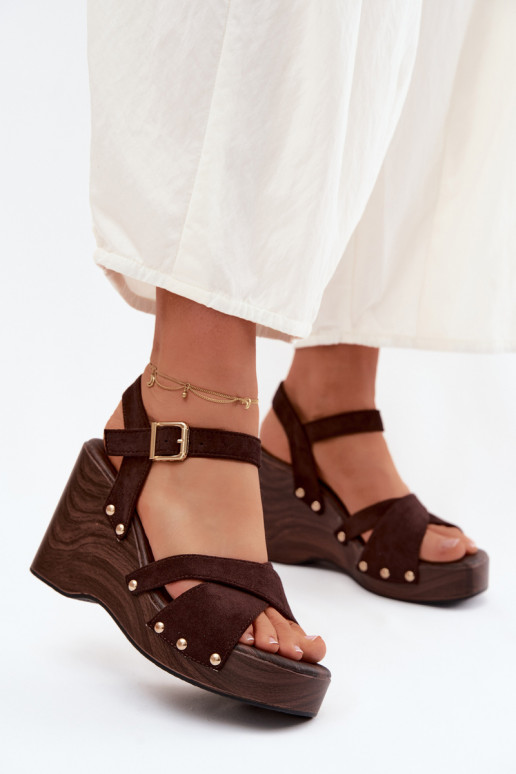 Sandalias de mujer con una plataforma Ze color doradomi Studs CzekoladoAe Velvra