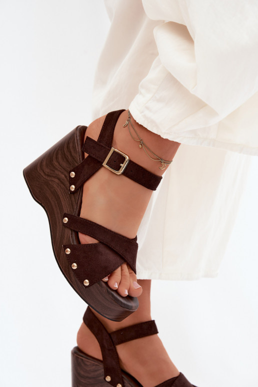 Sandalias de mujer con una plataforma Ze color doradomi Studs CzekoladoAe Velvra