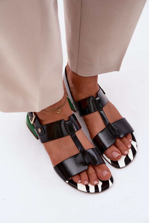 Sandalias de mujercon efecto barnizj Skóry Tiene queciejka K7455-01 de color negro