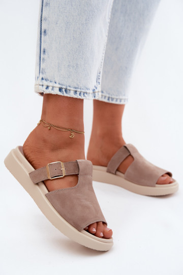 Zapatillas de mujer de ante sintético con hebillas doradas en color arena Zemela