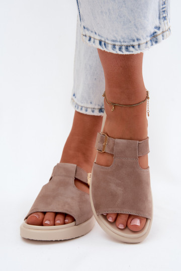 Zapatillas de mujer de ante sintético con hebillas doradas en color arena Zemela 2