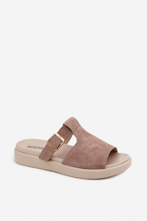 Zapatillas de mujer de ante sintético con hebillas doradas en color arena Zemela