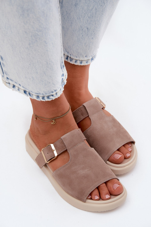 Zapatillas de mujer de ante sintético con hebillas doradas en color arena Zemela