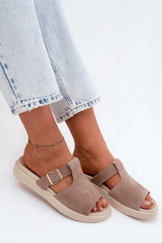 Zapatillas de mujer de ante sintético con hebillas doradas en color arena Zemela