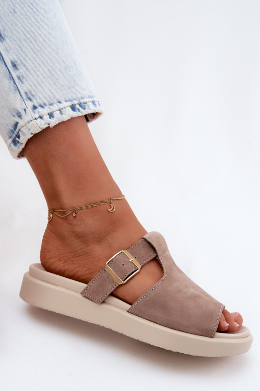 Zapatillas de mujer de ante sintético con hebillas doradas en color arena Zemela