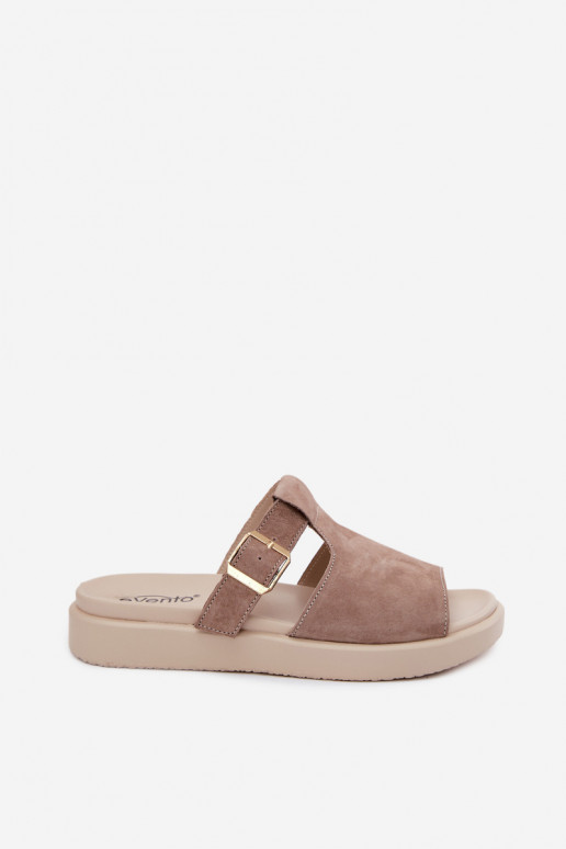 Zapatillas de mujer de ante sintético con hebillas doradas en color arena Zemela