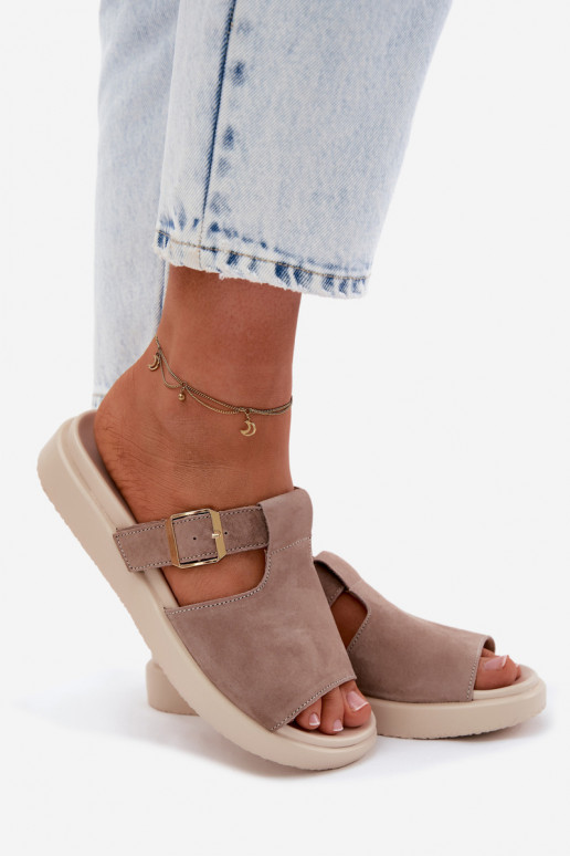 Zapatillas de mujer de ante sintético con hebillas doradas en color arena Zemela