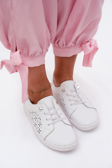 Zapatos con elementos calados de cuero natural en color blanco Flaria