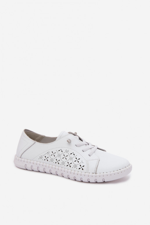 Zapatos con elementos calados de cuero natural en color blanco Flaria