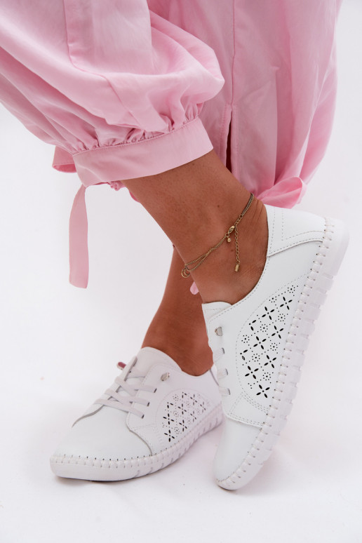Zapatos con elementos calados de cuero natural en color blanco Flaria
