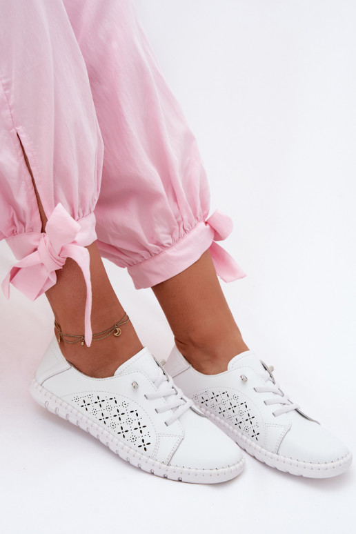 Zapatos con elementos calados de cuero natural en color blanco Flaria