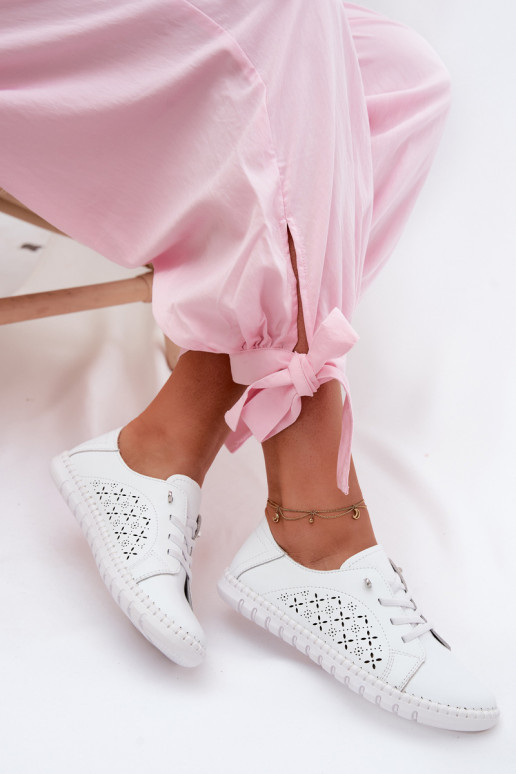 Zapatos con elementos calados de cuero natural en color blanco Flaria