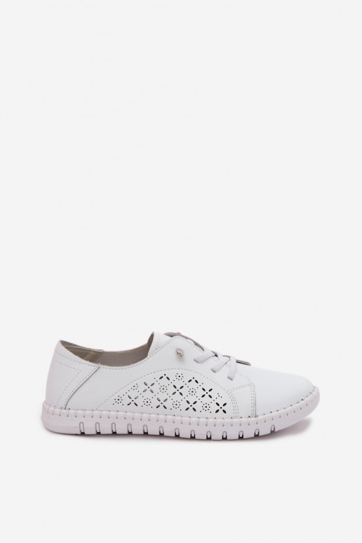 Zapatos con elementos calados de cuero natural en color blanco Flaria