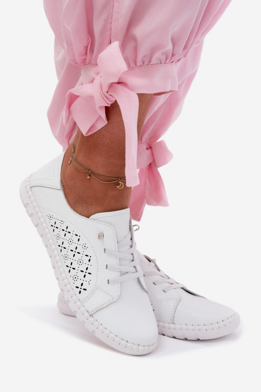 Zapatos con elementos calados de cuero natural en color blanco Flaria
