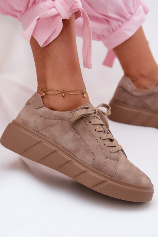 Piel de gamuza Zapatillas modelo zapatos. Femenino con una plataforma beige Danida