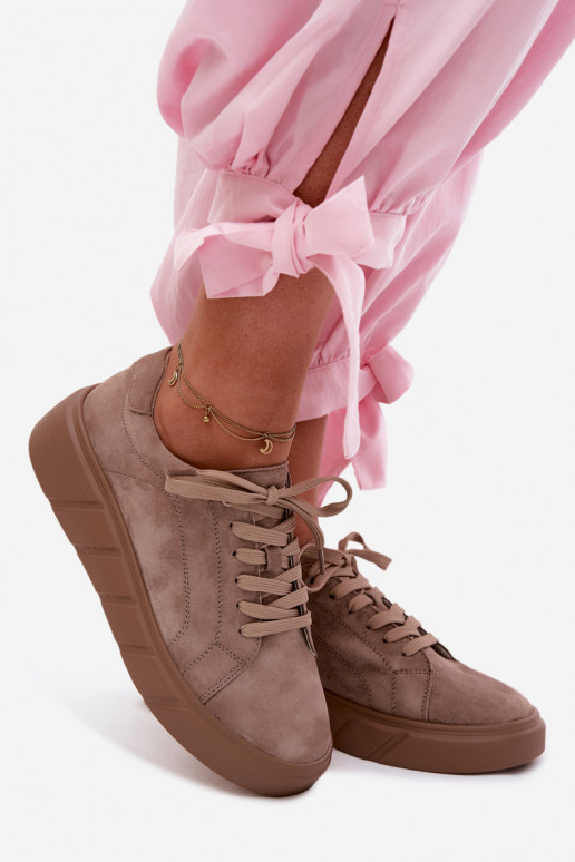 Piel de gamuza Zapatillas modelo zapatos. Femenino con una plataforma beige Danida