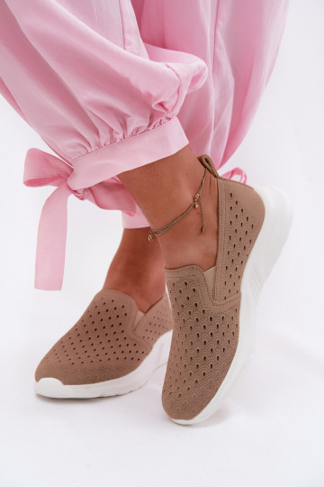 Zapatos slip-on con elementos calados de ante sintético en color arena Geressa 2