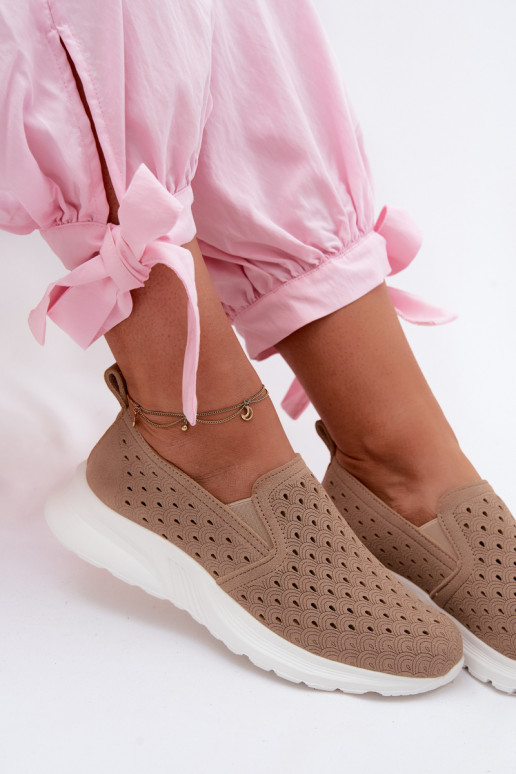 Zapatos slip-on con elementos calados de ante sintético en color arena Geressa