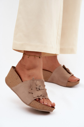 Zapatillas de mujer de ante sintético con plataforma y flores decorativas Zazoo 40312 en color capuchino