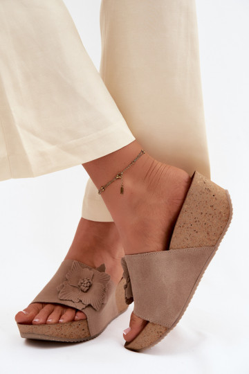 Zapatillas de mujer de ante sintético con plataforma y flores decorativas Zazoo 40312 en color capuchino 2