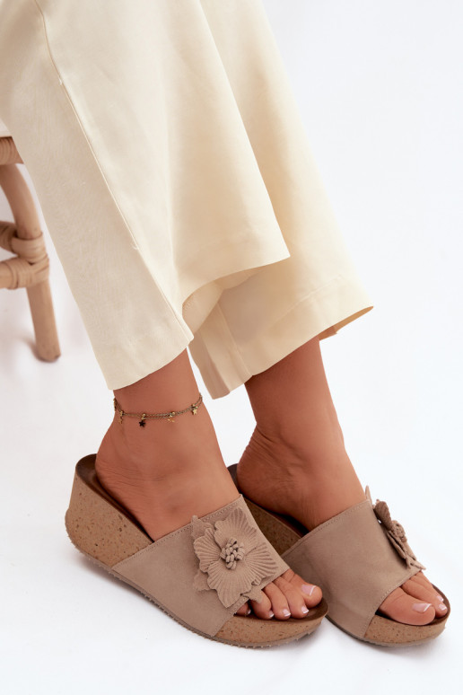 Zapatillas de mujer de ante sintético con plataforma y flores decorativas Zazoo 40312 en color capuchino