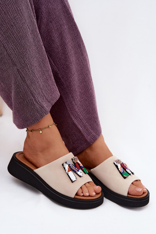 Piel Zapatillas de ante para mujer. con adornos con una plataforma Vinceza 66942 beige