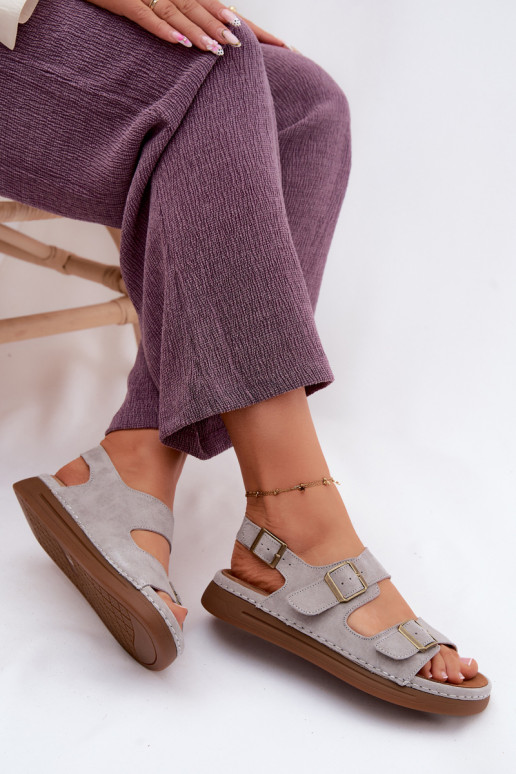 Sandalias de mujer de ante sintético gris con hebillas Vinceza 79620