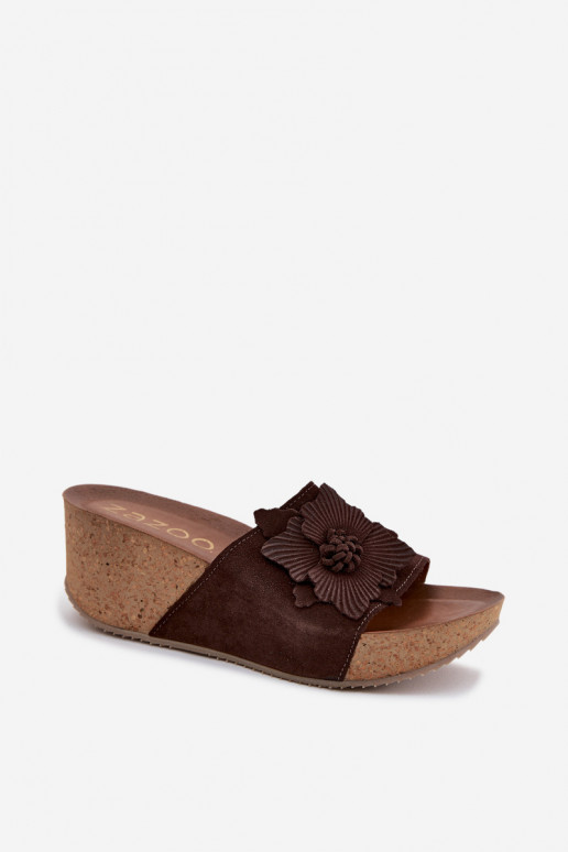 Zapatillas de ante color chocolate Zazoo 40312 con plataforma y adornos florales decorativos