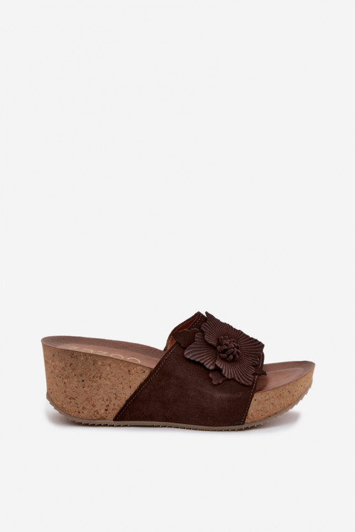 Zapatillas de ante color chocolate Zazoo 40312 con plataforma y adornos florales decorativos