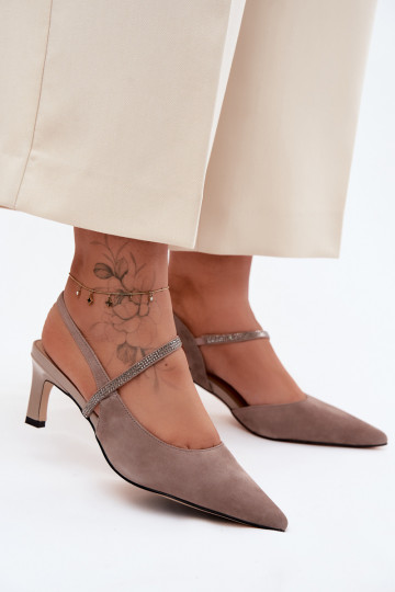 Zapatos de tacón elegantes de ante color arena con correas decorativas D&A 2