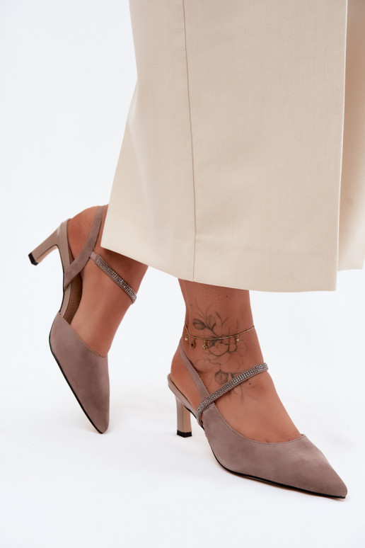 Zapatos de tacón elegantes de ante color arena con correas decorativas D&A