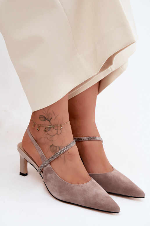 Zapatos de tacón elegantes de ante color arena con correas decorativas D&A