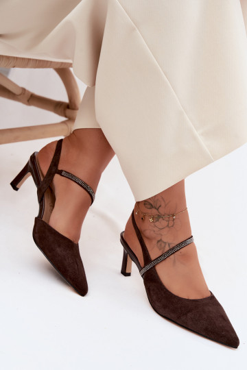 Zapatos de tacón elegantes de ante color chocolate con correas decorativas D&A