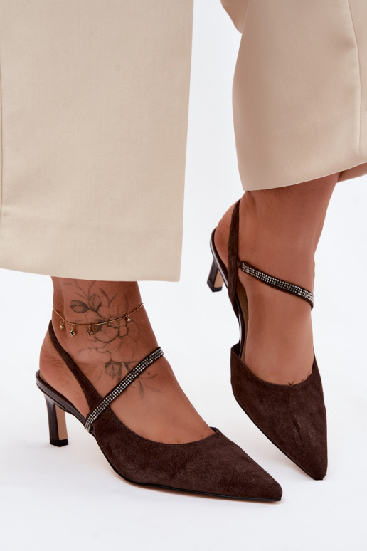 Zapatos de tacón elegantes de ante color chocolate con correas decorativas D&A