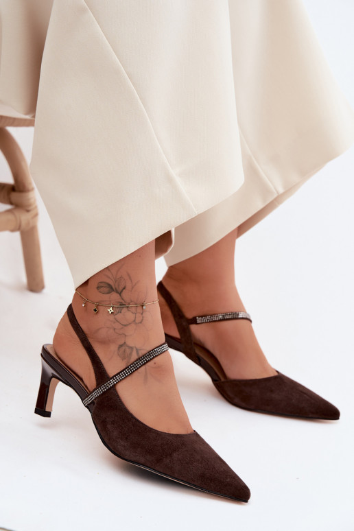 Zapatos de tacón elegantes de ante color chocolate con correas decorativas D&A