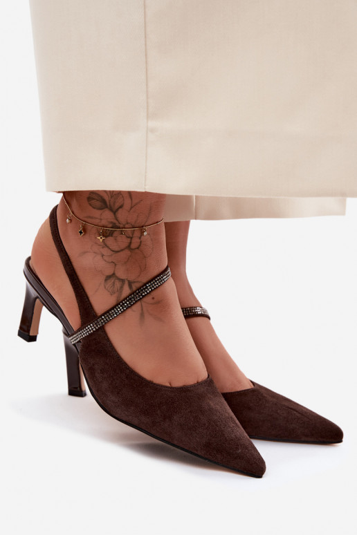Zapatos de tacón elegantes de ante color chocolate con correas decorativas D&A