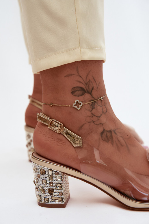 Sandalias transparentes doradas con tacones y tachuelas brillantes D&A