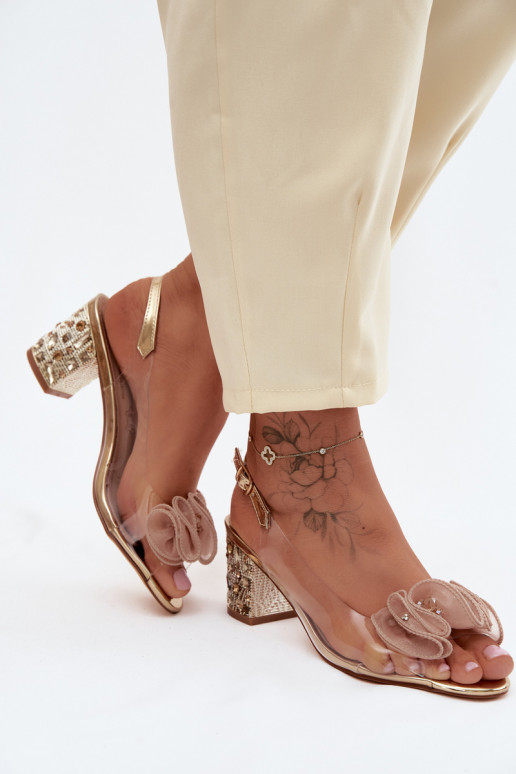 Sandalias transparentes con tacón y gemas brillantes en dorado