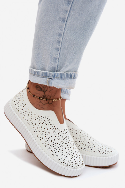 con elementos calados Un modelo convincente zapatos con una plataforma el color blanco Glamma